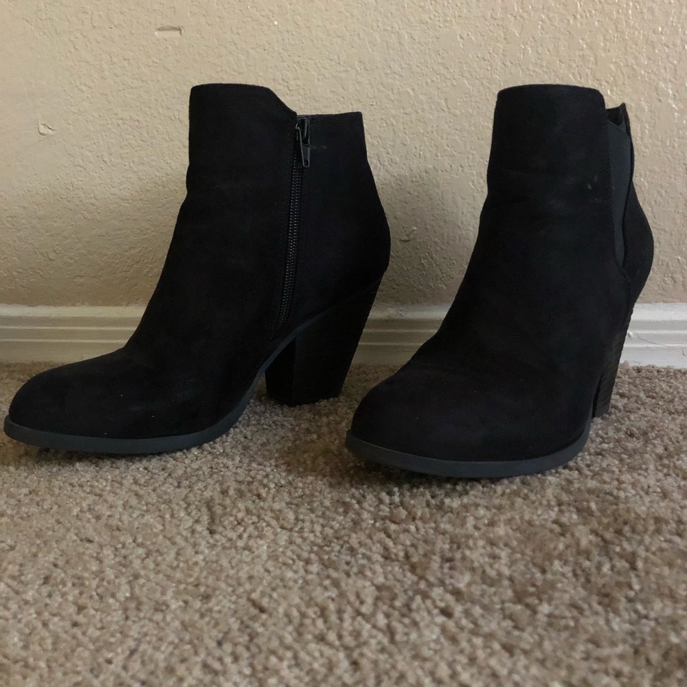 CUTEST BLACK ANKLE BOOTIES!